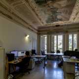 Entriamo poi in un ambiente adiacente, forse l'originario salone di rappresentanza, illuminato da tre finestroni divisi da snelle lesene ocra